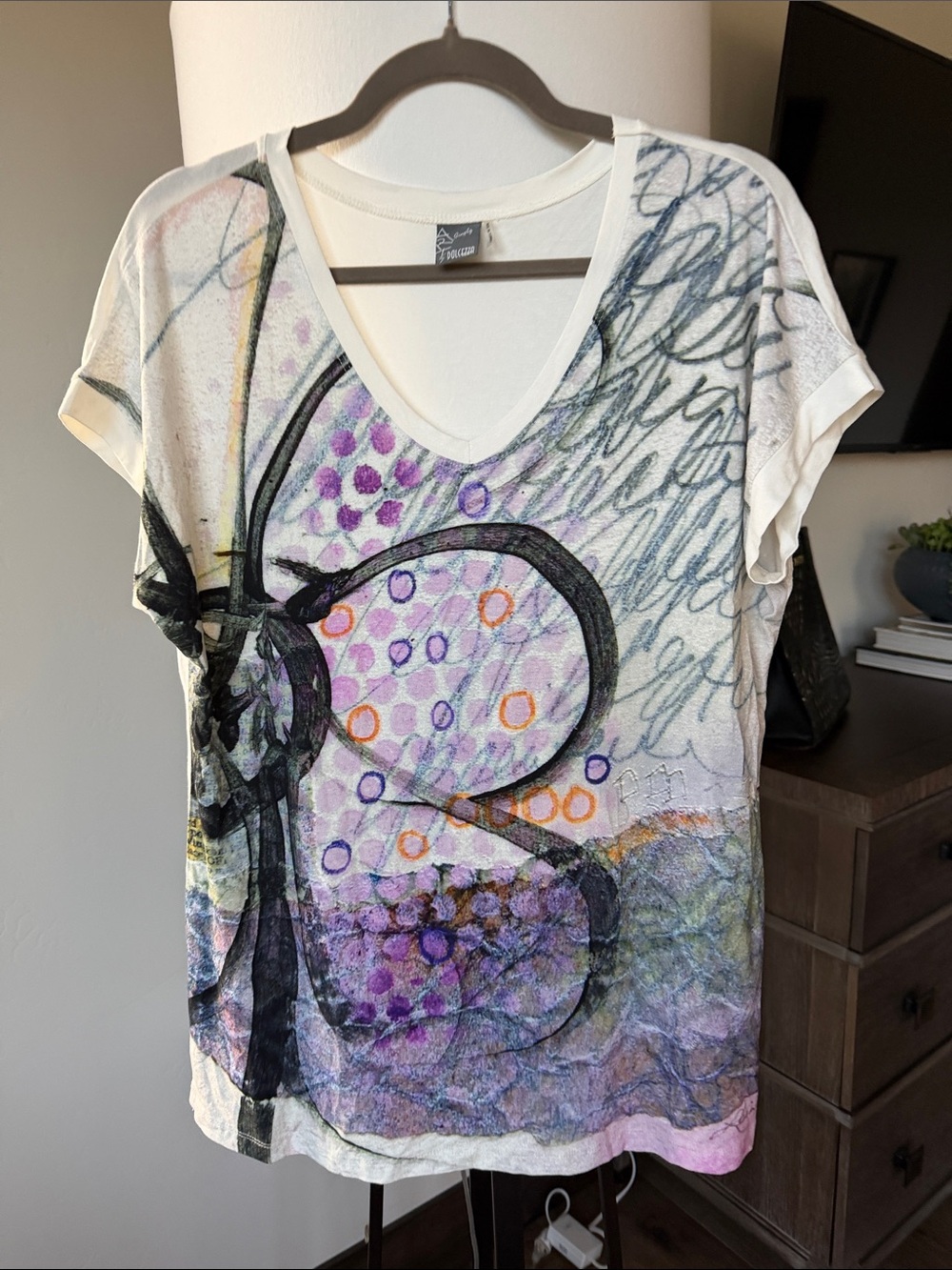 Simply Art by Dolcezza v-neck tshirt - size Large